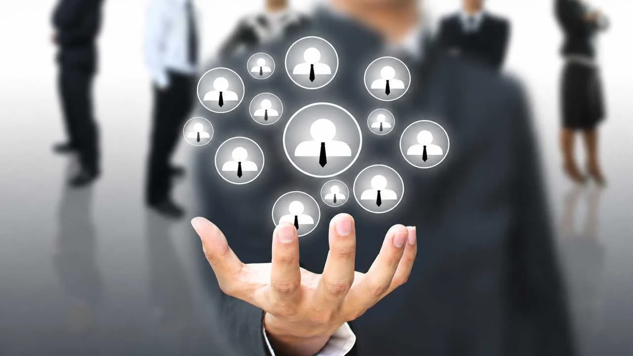 Come controllate le presenze in azienda - una mano che gestisce profili