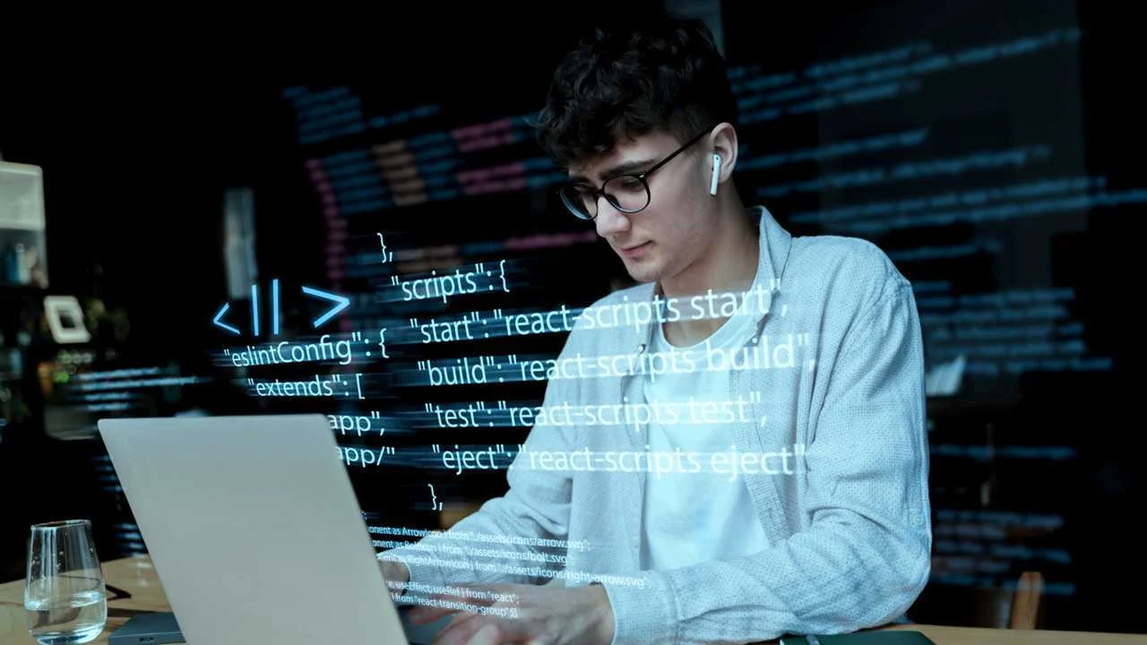 ragazzo che sta scrivendo il codice di programmazione, essere programmatore