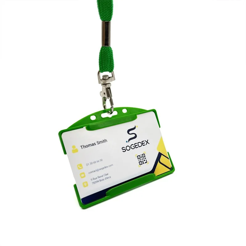 Porta badge aperto per una tessera verde