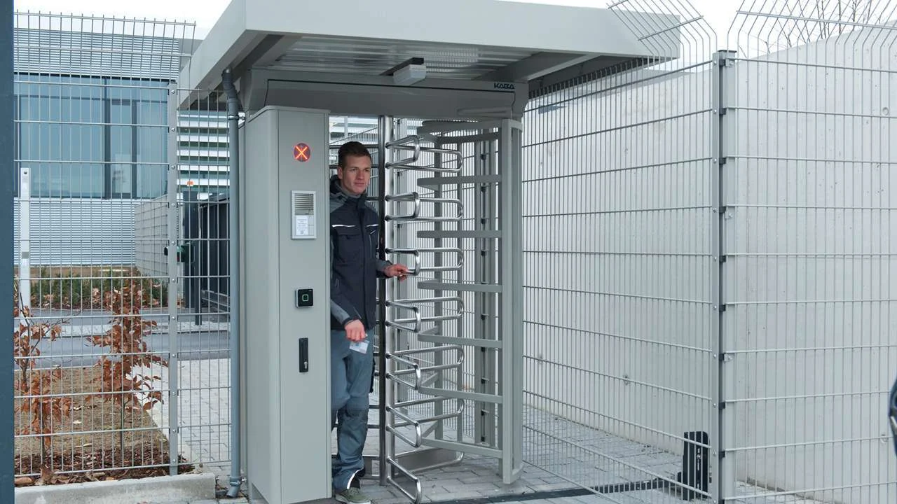 Tornelli a tutta altezza Kentaur Esempio installati tornelli a tutta altezza Kentaur